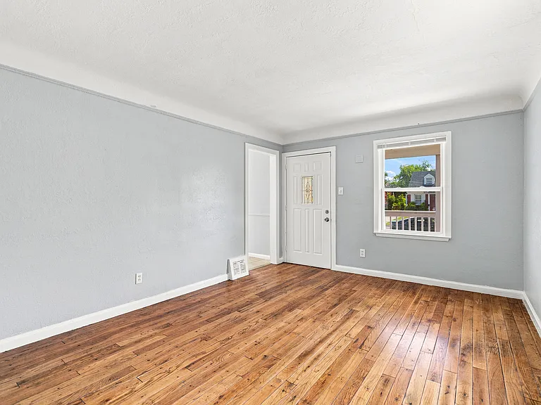 11907 Roxbury St — Photo 18