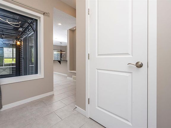 5th image of 135 W Evansridge Cres NW