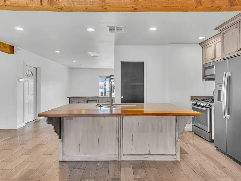 1942 E Mitchell Dr — Photo 4