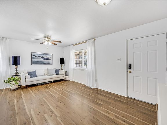 4th image of 618 Bent Wood Dr
