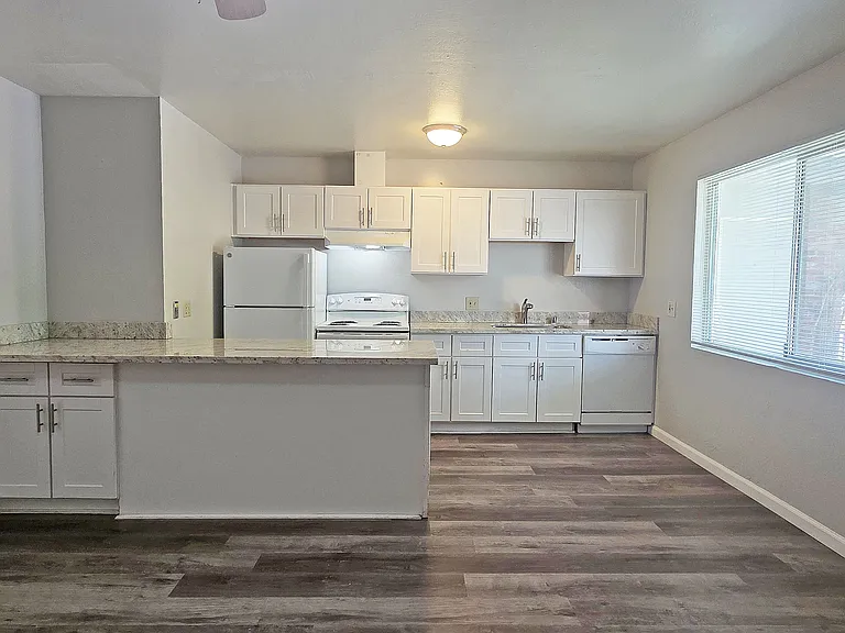 3250 Wright St — Photo 2