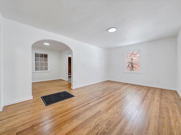 5th image of 1036 Hunt Ave NW