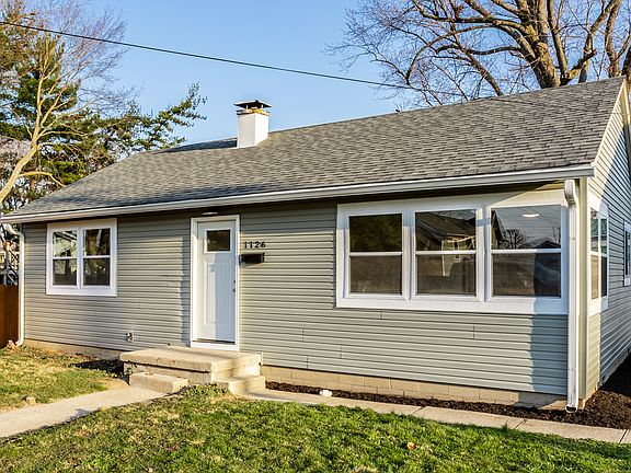 3rd image of 1126 Lawrence Ave