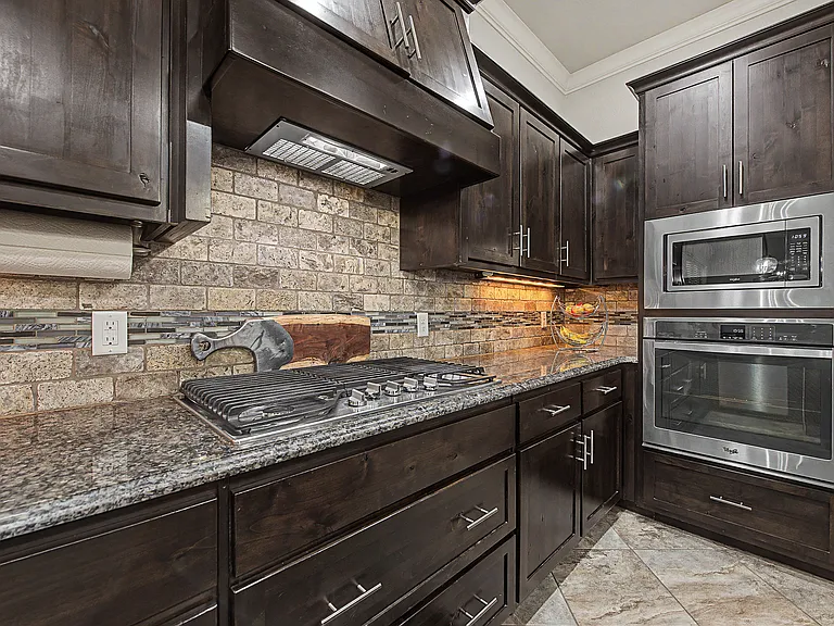 1202 Birkshire Cir — Photo 7
