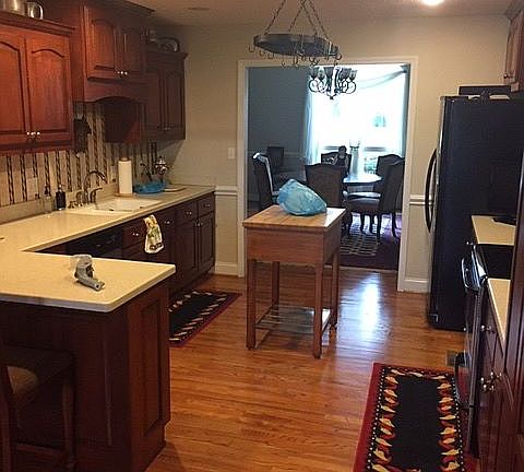5th image of 24 Derbyshire Ln