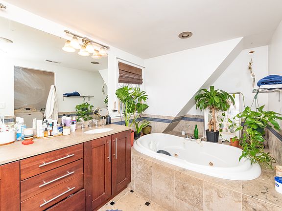 4th image of 2457 N Lawndale Ave #2