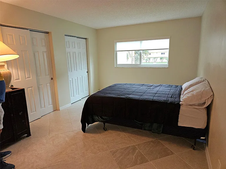 300 NE 26th Ave — Photo 9