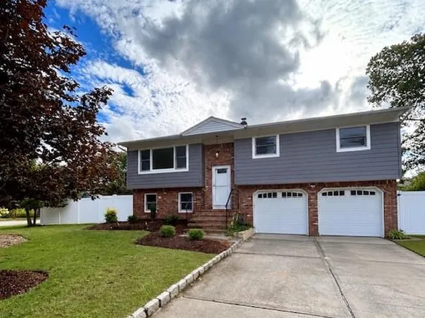 11 Lakeview Drive W, Center Moriches, NY 11934