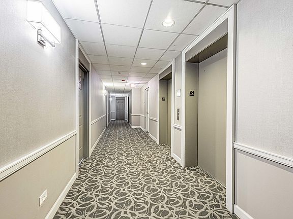 4th image of 340 W Superior St APT 1006