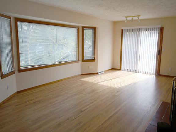 5th image of 301 Kayleen Dr