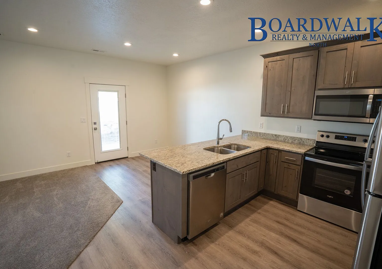 Great 3 Bedroom Townhome with Garage — Photo 2