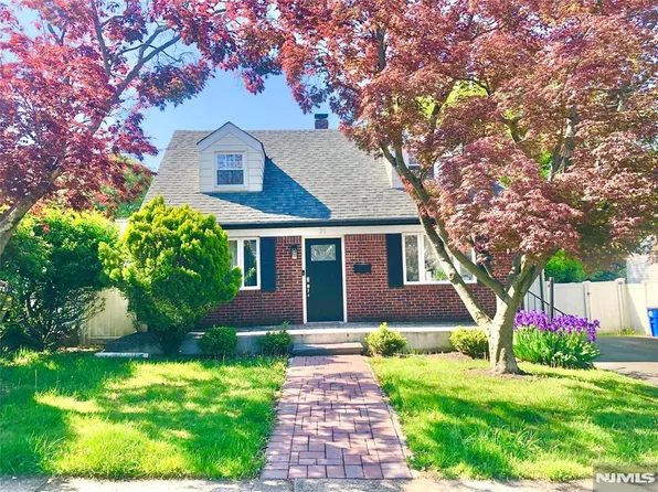 21 Blanche Ct, Dumont, NJ 07628