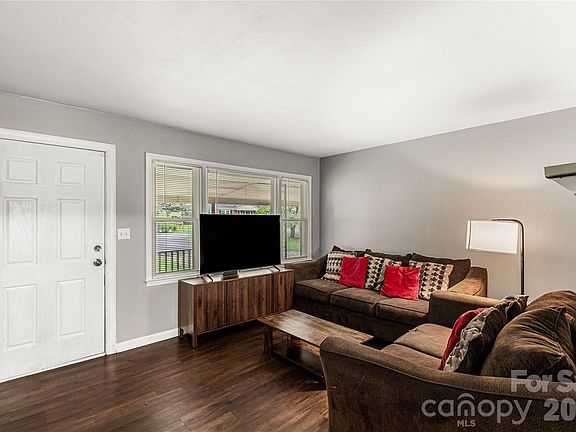 3rd image of 1747 Williams Cir