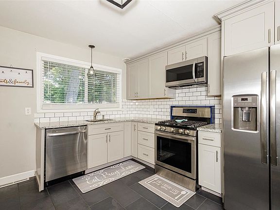3rd image of 45 Ruth Dr