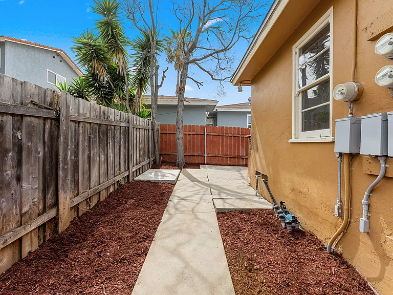 2648 Juan St — Photo 15