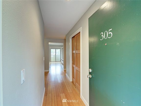 Level entry into this stunning unit with sleek bamboo floors 