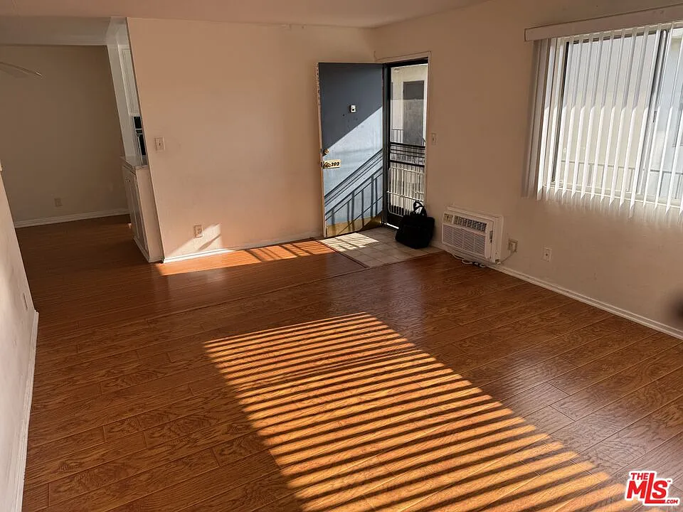 2 bed, 2.0 bath, 1200 sqft, $2,500 — Photo 2