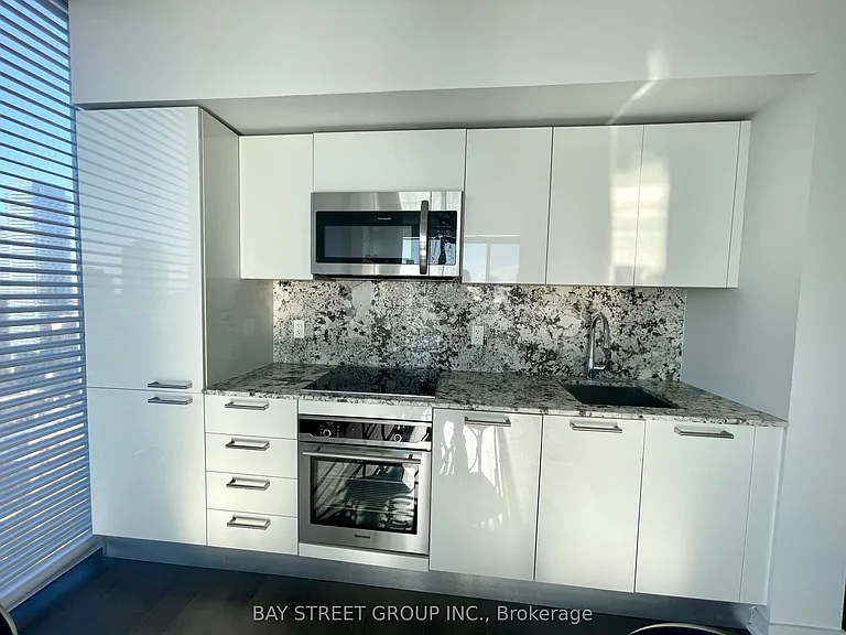 28 Wellesley St E #3202 — Photo 3