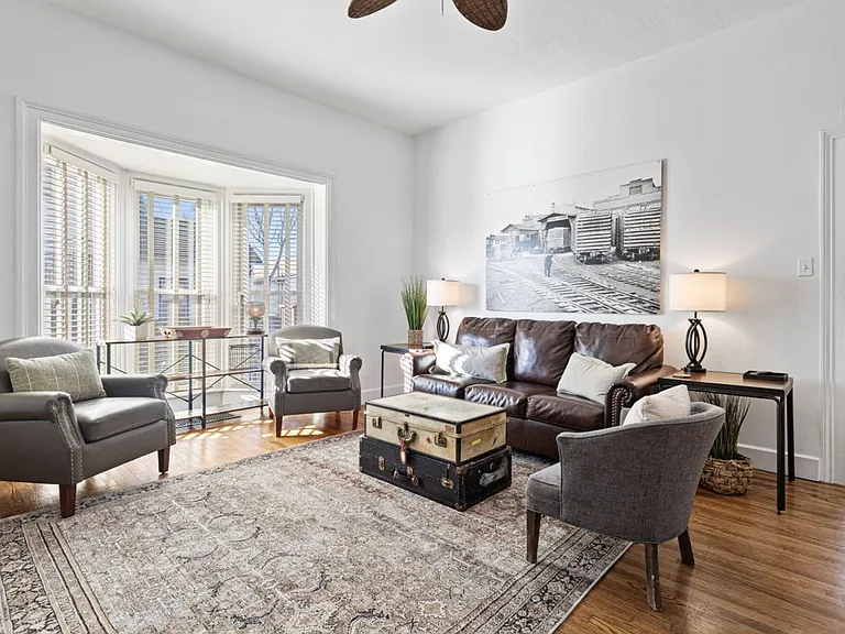 219 W 6th St — Photo 11