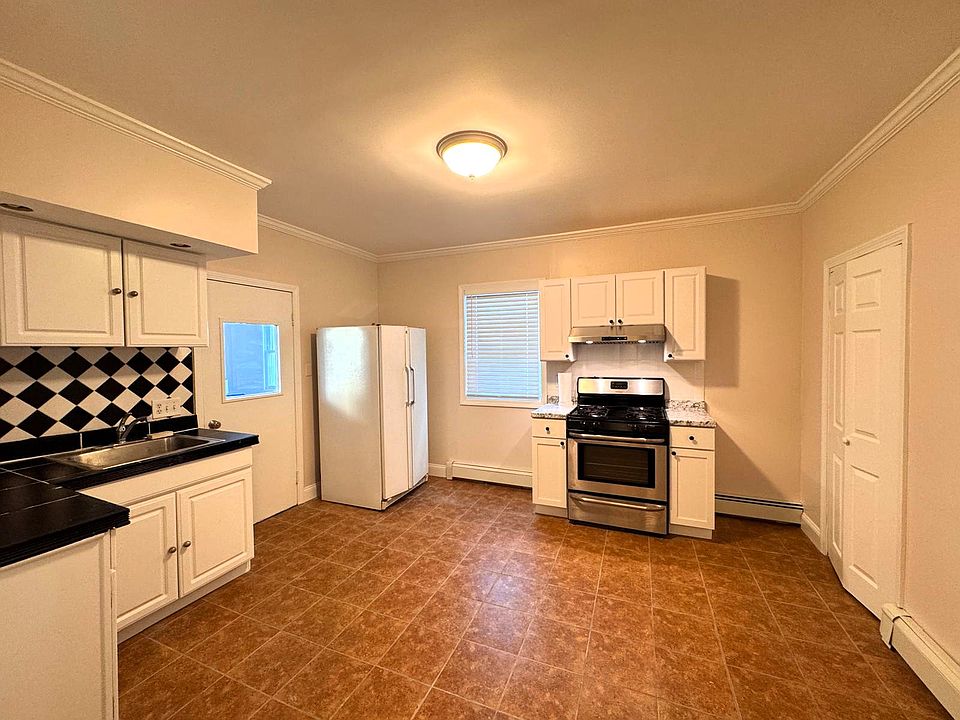 1st image of 38 Hunting St #1
