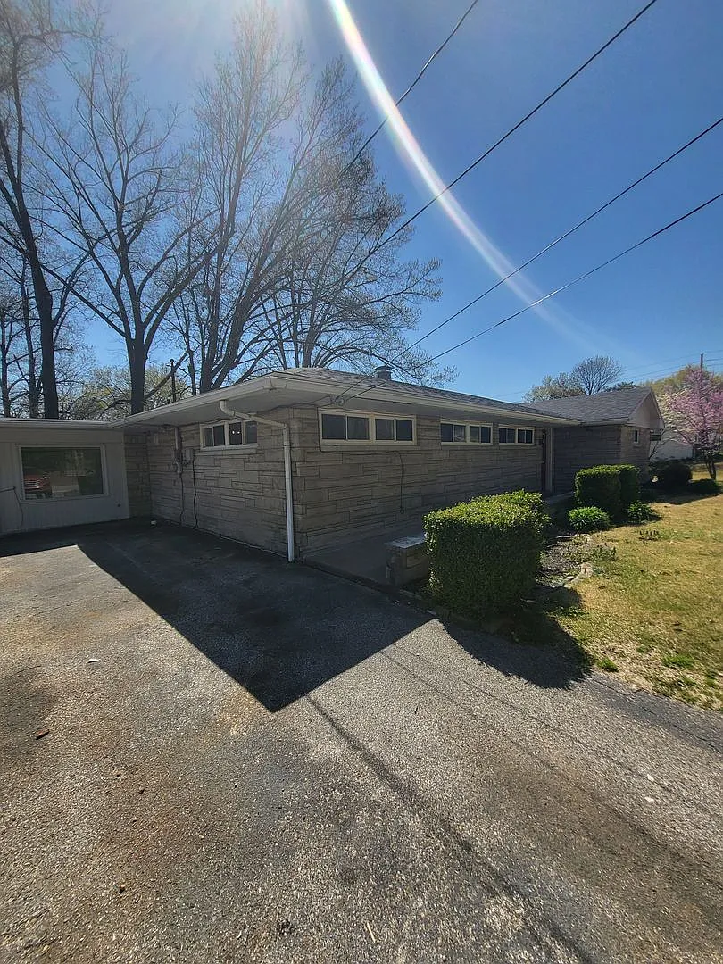 Newly remodeled large 4 bed house with 4 car garage — Photo 2