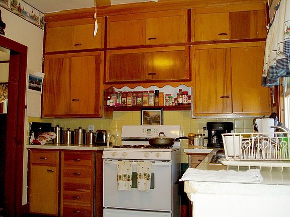 Kitchen w/ lots of storage