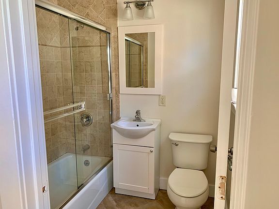 3rd image of 1221 W 22nd St