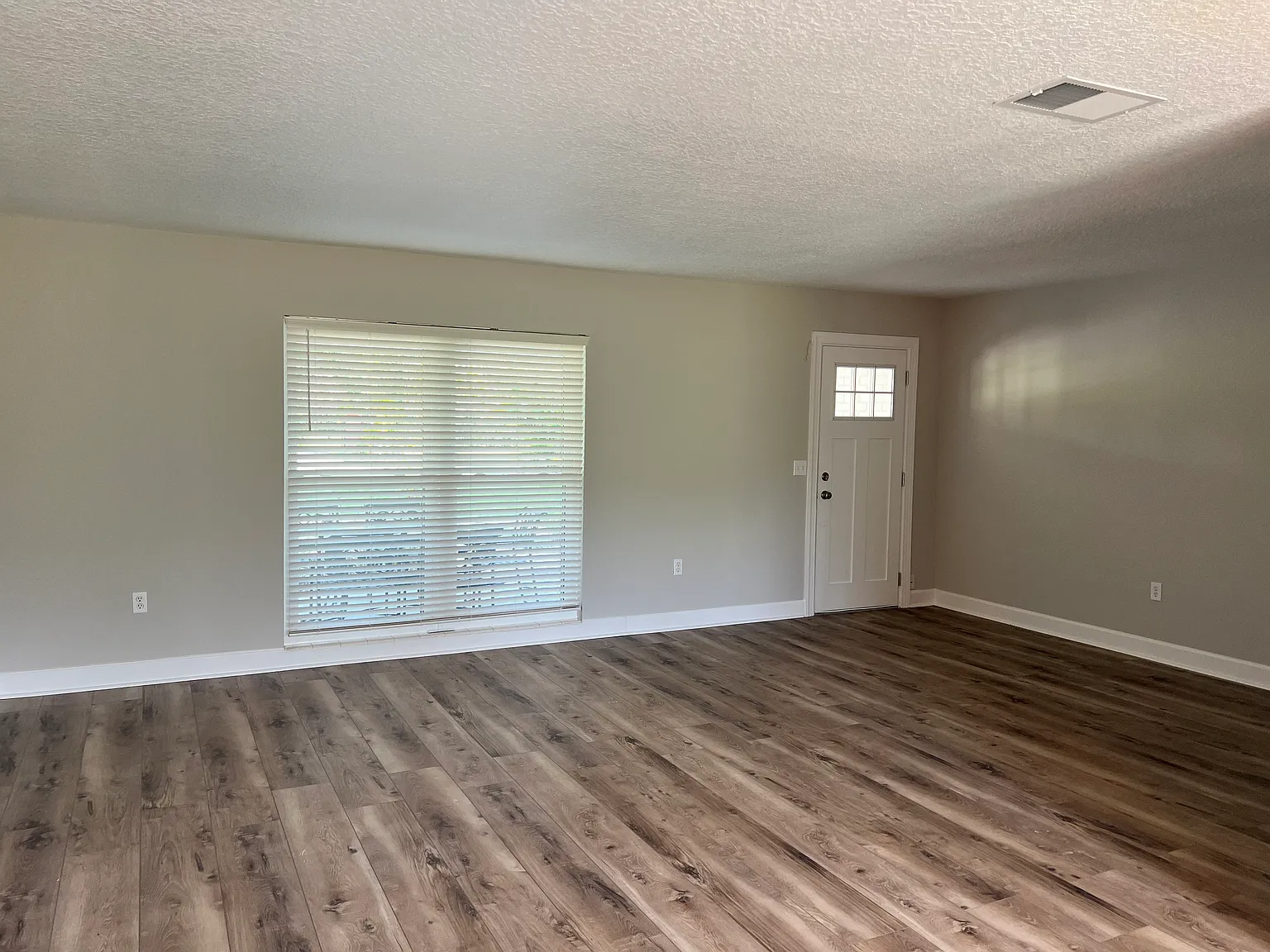 3 bed, 1407 sqft, $3,400 — Photo 4