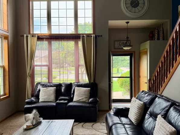 N27W26457 Christian Ct W #B, Pewaukee, WI 53072