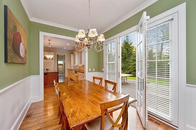 Walk-Out Breakfast Room 