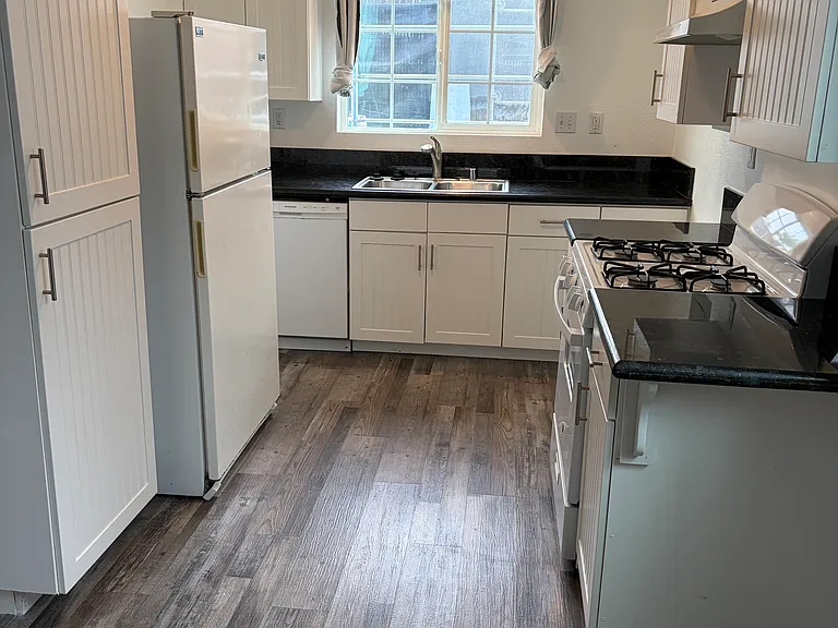 1666 Ebony Ave — Photo 5