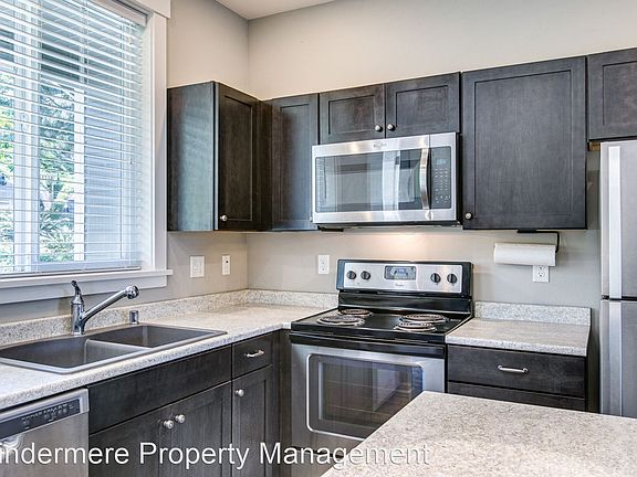 4th image of 611 N Forest St #102
