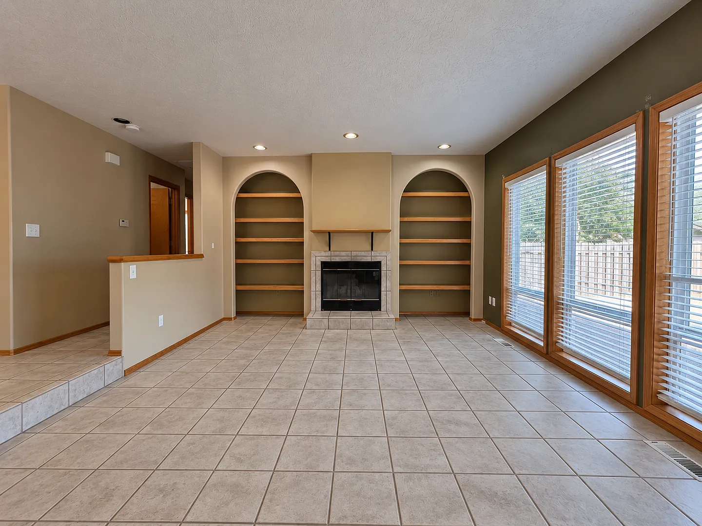 Spacious 3-Bedroom Sherwood Home with Fireplace, Built-Ins & Attached Garage! — Photo 2