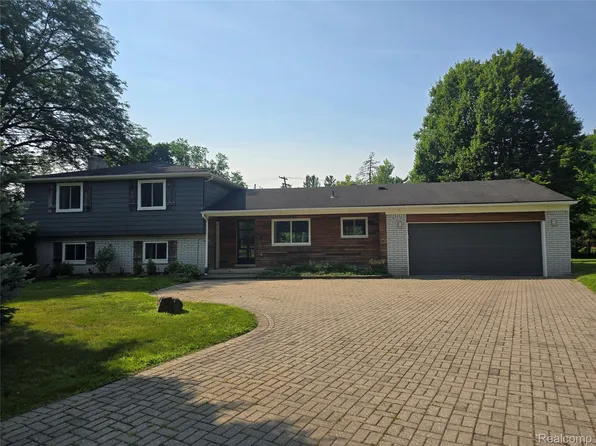 24697 S Cromwell Dr, Franklin, MI 48025