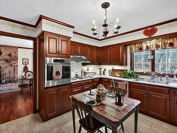 4th image of 110 River Dr