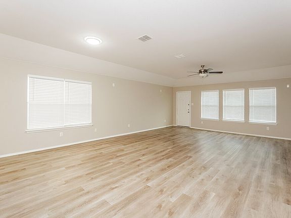 4th image of 3737 Sapphire St