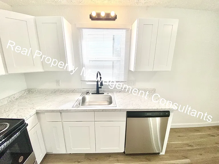 902 Twin Oaks Ter — Photo 7