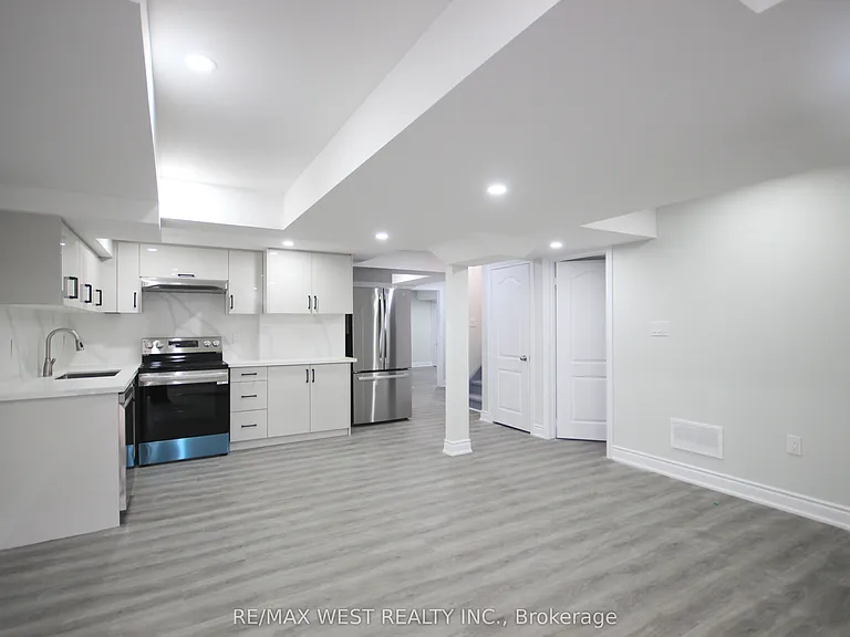 152 The Queensway #BASEMENT — Photo 8