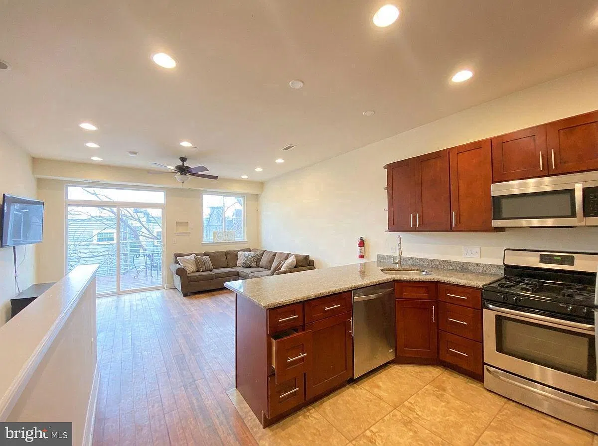 4 bed, 2.0 bath, 2061 sqft, $2,600 — Photo 2
