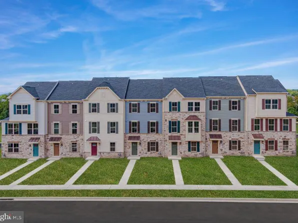 5902 Garden Walk Dr, Frederick, MD 21703