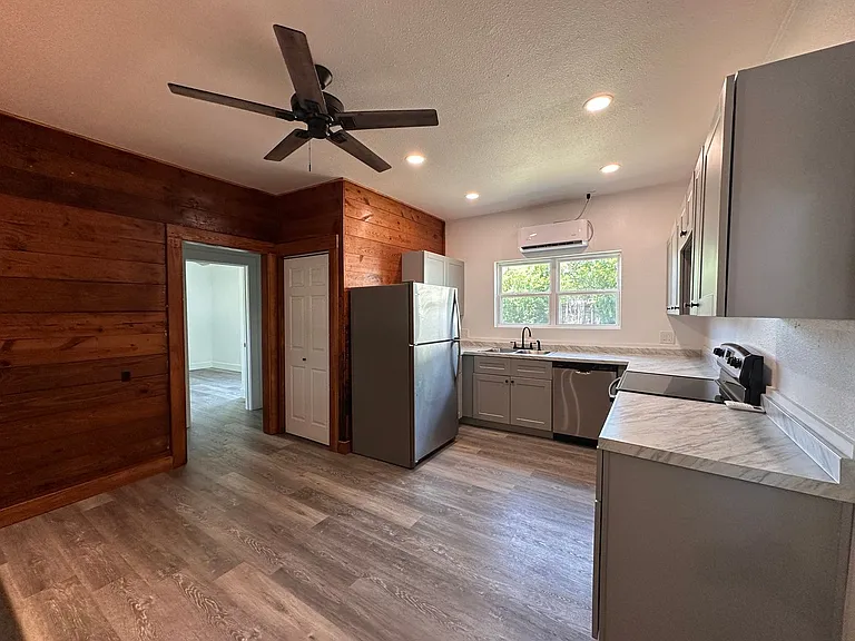 707 Avenue G — Photo 6