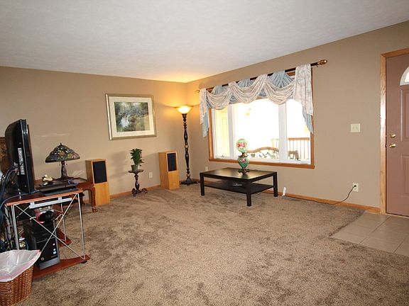 3rd image of 8478 Creekway Ln