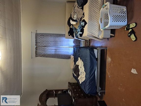 4th image of 300 Campbell St