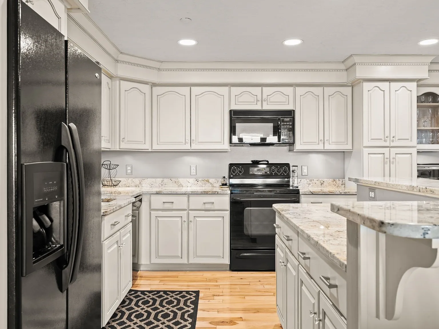 2 bed, 2.0 bath, 1770 sqft, $4,500 — Photo 3
