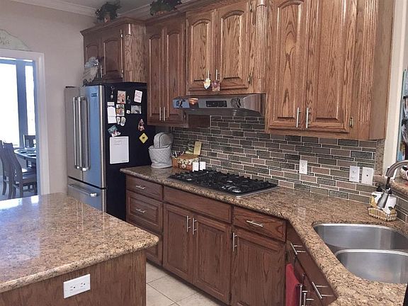 5th image of 205 Williamsburg Ave