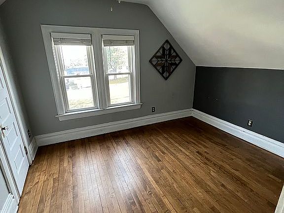 4th image of 667 Woodbury St