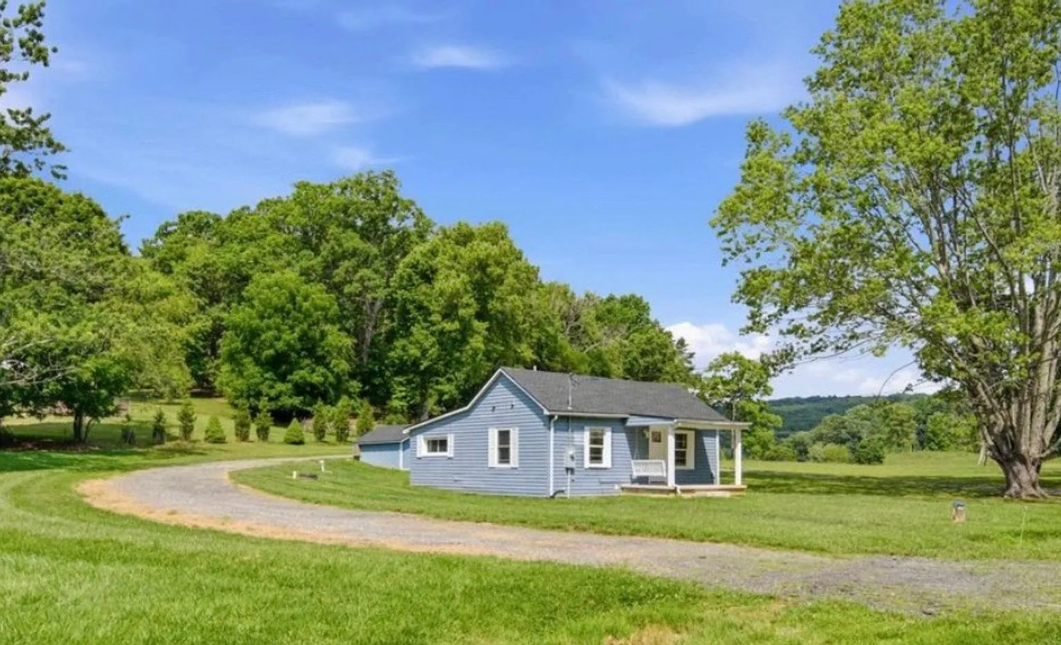Cozy Bungalow in Blacksburg — Photo 3