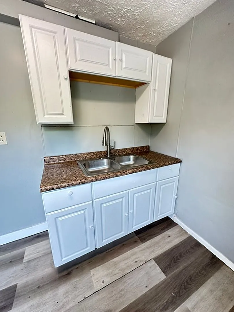 916 N Central Dr — Photo 2