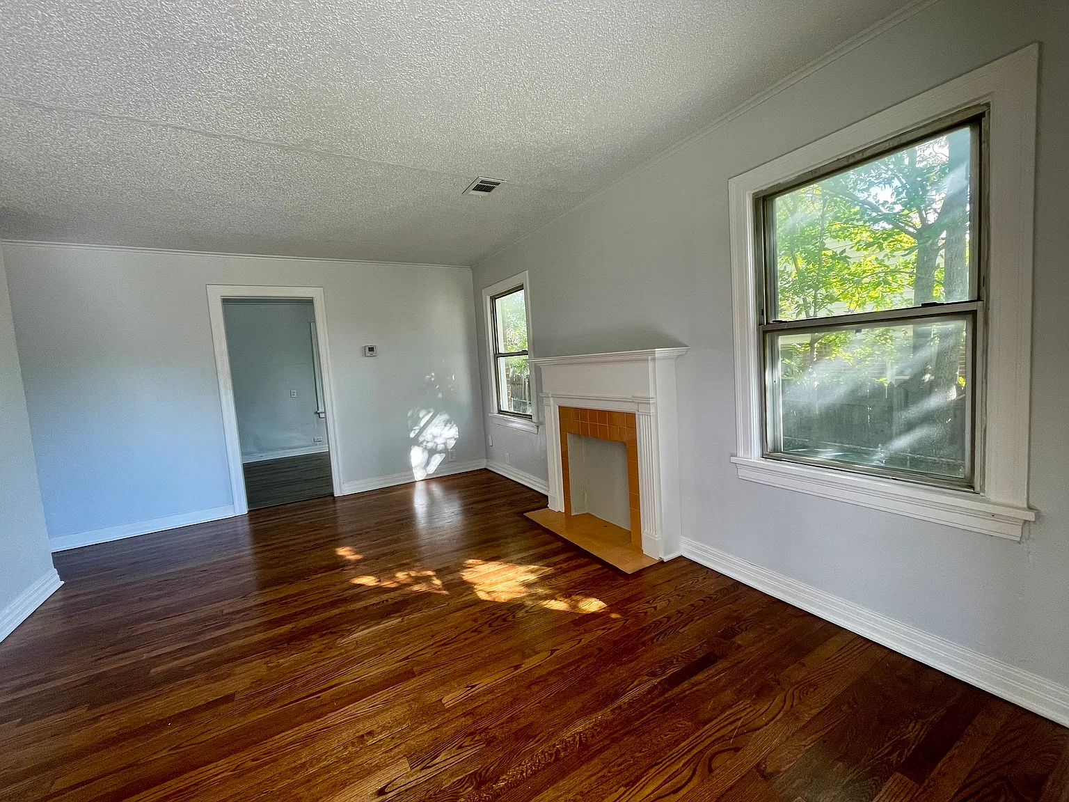 3 bed, 999 sqft, $1,225 — Photo 2