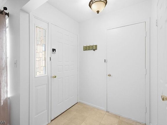 5th image of 126 Locust Ct